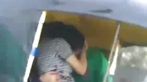 Η όμορφη έφηβη γίνεται κρεμώδης μετά από ντους