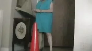 Η καυλιάρης θετή αδελφή πιάστηκε να παίζει με τον Dildo