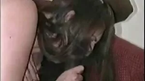 Το Ebony cougar κάνει το πουλί του να εξαφανιστεί ανάμεσα στα τεράστια βυζιά της
