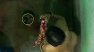 Πολυάριθμοι μεγάλοι μαύροι κόκορες φυσούν πολλαπλά φορτία μέσα σε λευκούς νεοσσούς