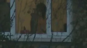 Οι λεσβίες διασκεδάζουν ζεστά μπροστά σε έναν μεγάλο αχνιστό καθρέφτη