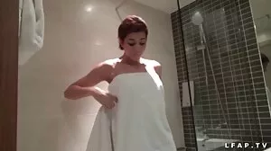 BFFS - Perfect Assed Dirty Colleges Girls Wold κατά τη διάρκεια του Crazy Dorm Party με δύο τυχερούς μάγκες