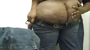 MILF με Marvelous Udders που στηρίζονται από Babysitter