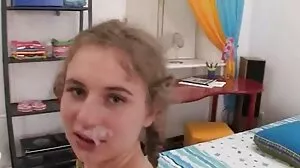 Η Cleo Vixen γεμίζει με κρέμα το απαλό έφηβο μουνί της