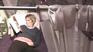 Η νύφη παίρνει ένα αισθησιακό μασάζ στήθους από τον κομμωτή της