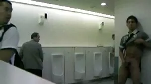 Όμορφη σπασίκλα παίρνει τα γυαλιά της κρέμα