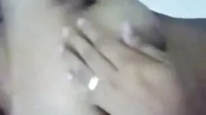 Posh Babe Flies Solo σε Softcore Sex Video