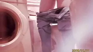 Η σέξι solo pisslover παίζει με τα παιχνίδια της